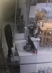 İş yeri sahibinin 20 TL yardım yaptığı şüphelinin lokantadan hırsızlık anı kamerada