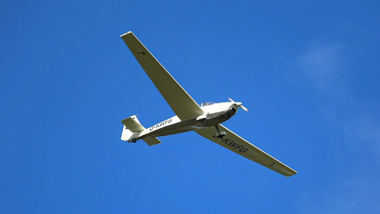 Toter Pilot fliegt stundenlang über Hildesheim!