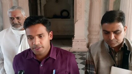 कान खोलकर सुन लो, वरना् सस्पेंड करा दूंगा