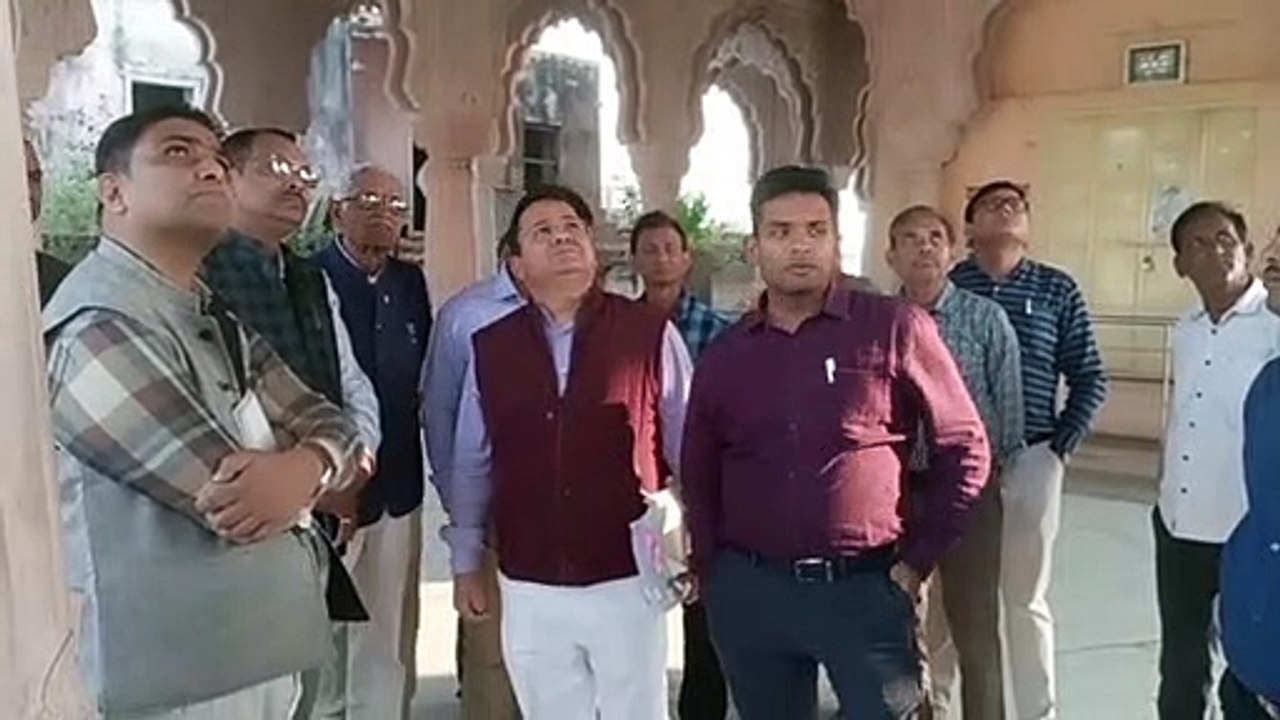 कान खोलकर सुन लो, वरना् सस्पेंड करा दूंगा