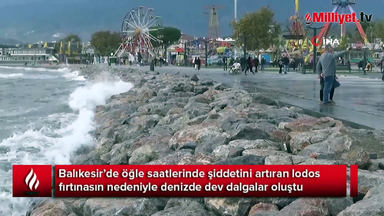 Lodos fırtınasında denizde oluşan dev dalgalar evlere kadar ulaştı