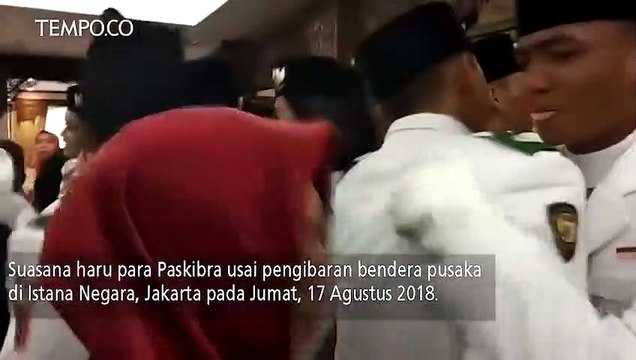Suasana Haru Paskibraka Usai Kibarkan Bendera Pusaka
