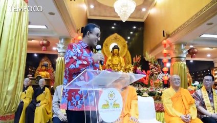 Kunjungi Perayaan Waisak, Anies Baswedan Dapat Selendang Berkah