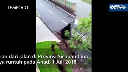 Detik-Detik Runtuhnya Jalan di Wilayah Ini