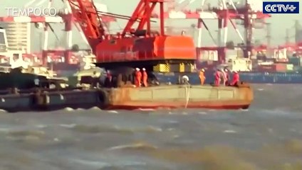 Berlomba dengan Waktu Tim SAR Mencari 10 Korban Kapal Karam