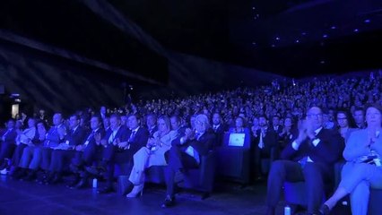 Скачать видео: 1.500 empresarios se reúnen en Barcelona para exigir que se acabe el Corredor Mediterráneo