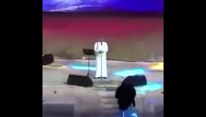 Penyanyi Arab Saudi Dipeluk