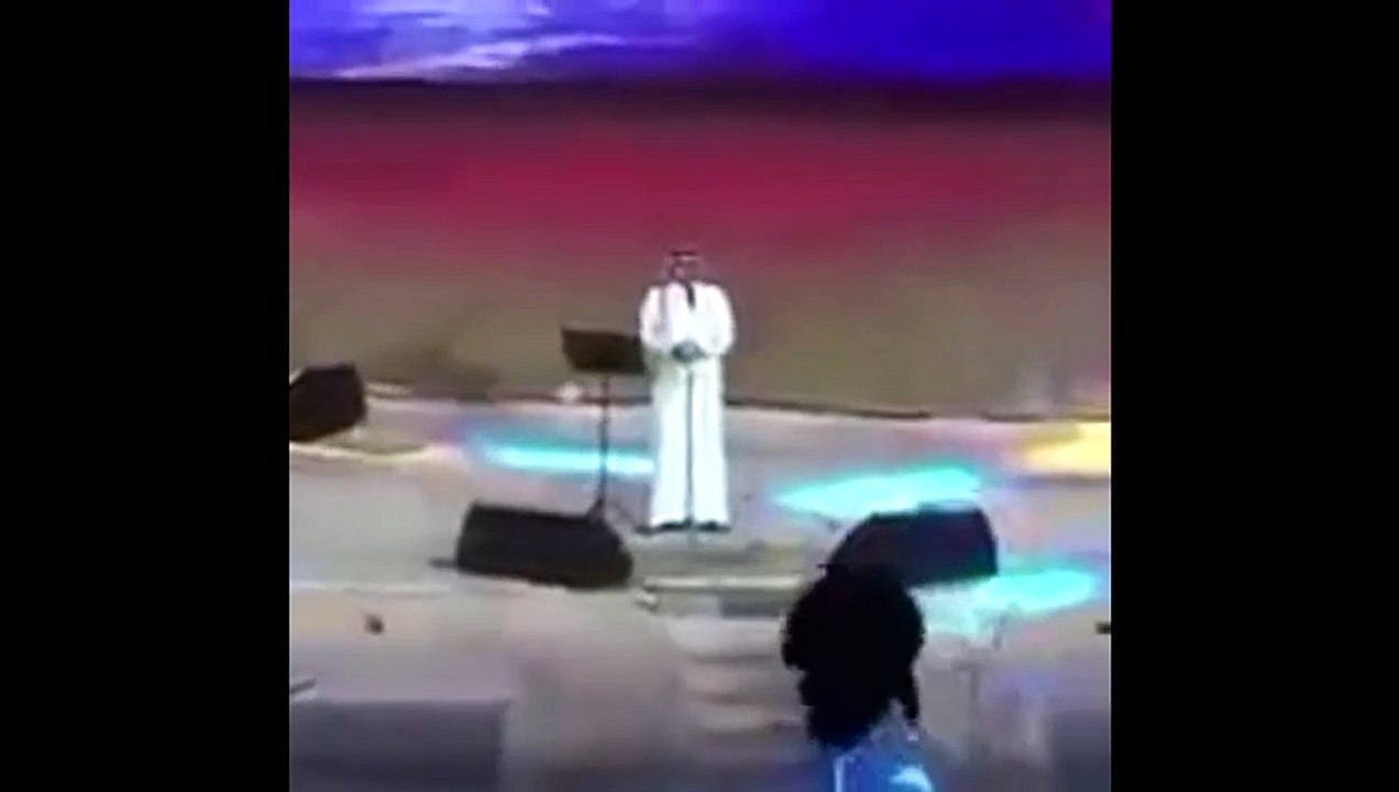 Penyanyi Arab Saudi Dipeluk