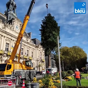 Le sapin de Noël de Tours a été installé place Jean Jaurès