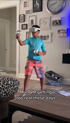 Jouer en réalité virtuelle à côté de sa petite soeur... risqué pour elle