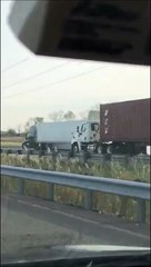 Ce camion roule encore alors qu'il semble avoir un petit problème