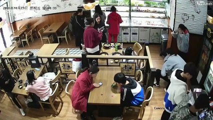 Une serveuse sauve un client qui s'étouffe... Manoeuvre de Heimlich