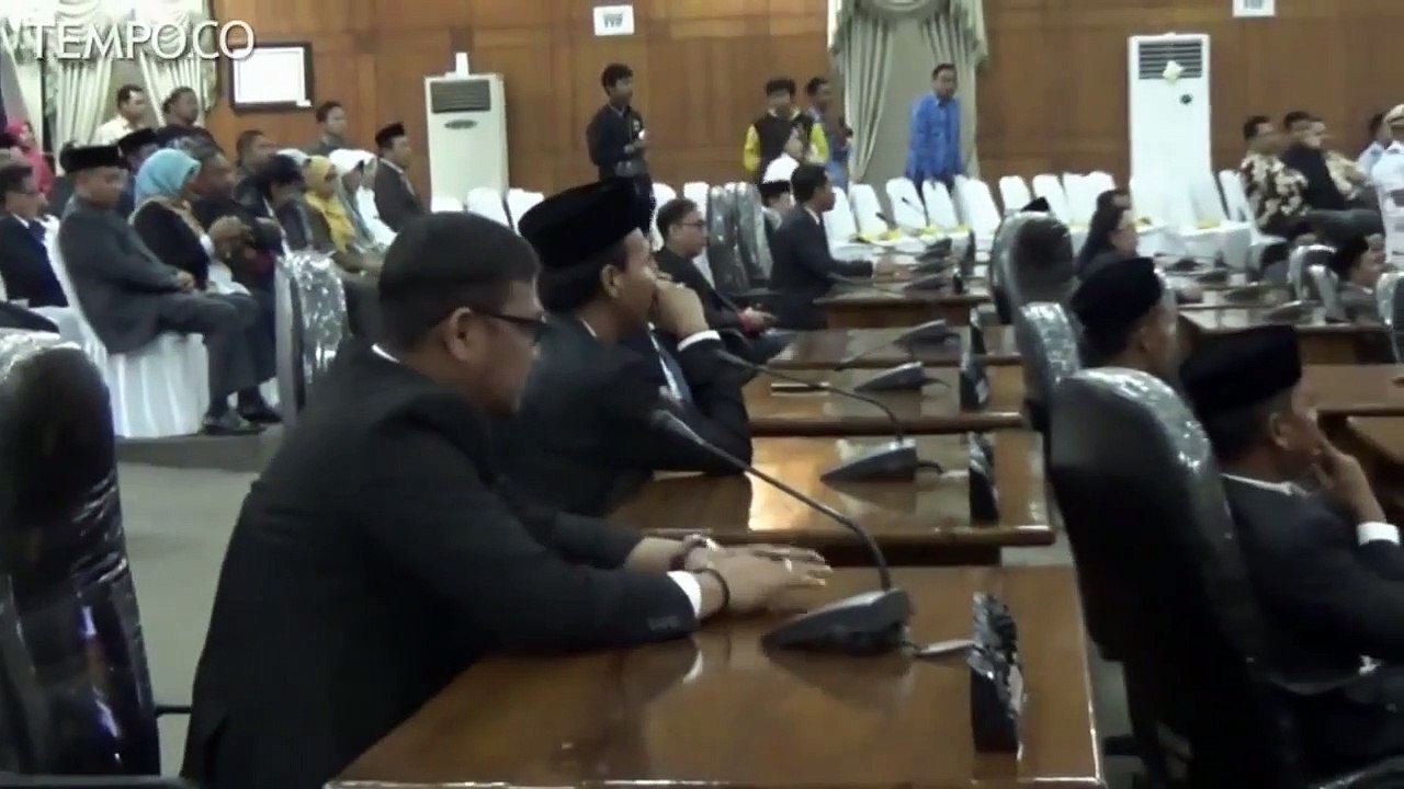 Kenakan Almamater Partai, Rapat Paripurna LKPJ DPRD Cilegon Ricuh