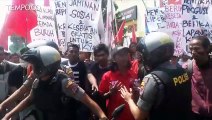 May Day, Aksi Blokir Jalan Massa Bersitegang dengan Polisi