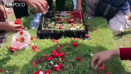 Jelang Ramadhan, Warga Penuhi TPU Untuk Berziarah