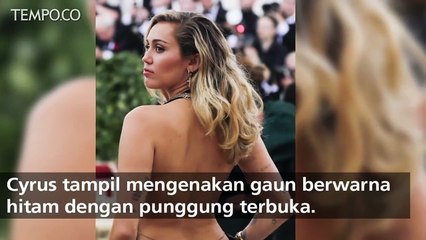 Gaun Terbuka Miley Cyrus di Met Gala 2018