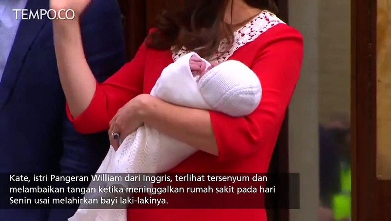 Antusias Warga Inggris Saat Melihat Bayi Pangeran William