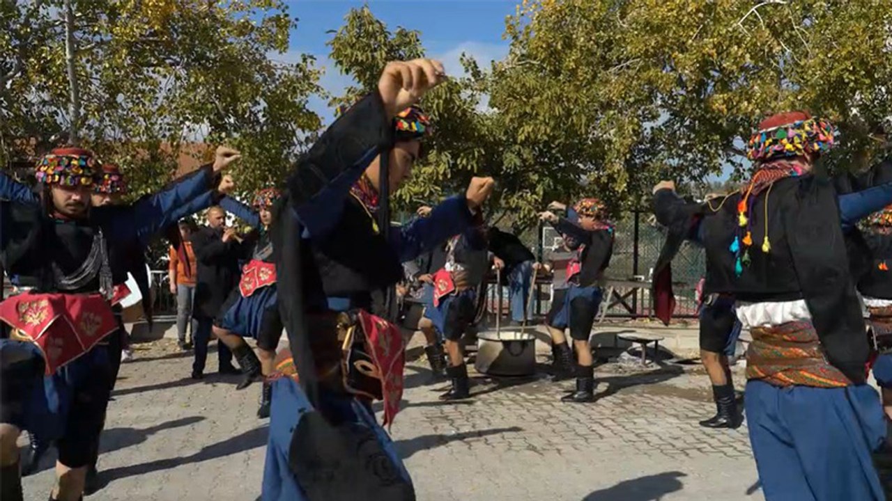 Seferihisar köylüleri, mahkemenin JES projesine yönelik iptal kararını zeybekle kutladı