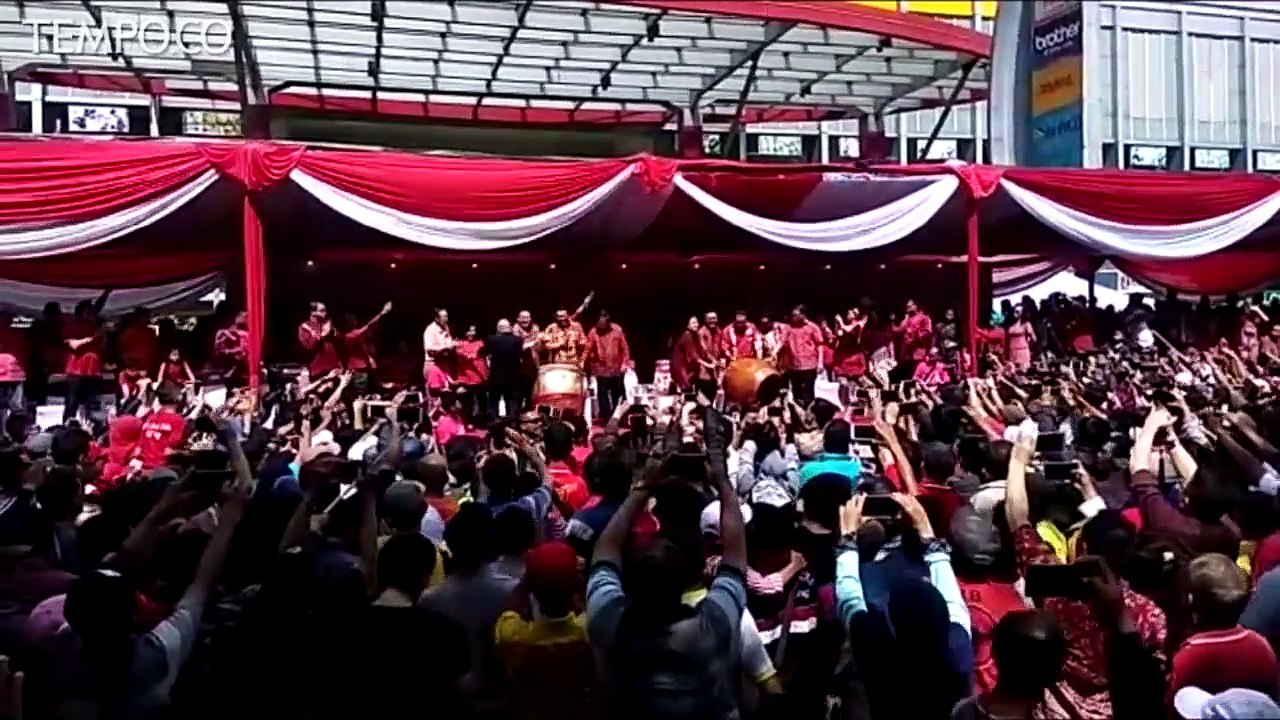 Cap Go Meh di Glodok, Karnaval Papua Menarik Perhatian Warga