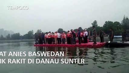 Saat Anies Baswedan Naik Rakit di Danau Sunter