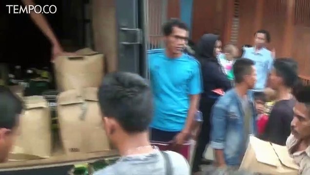 Polisi Gerebek Gudang, Ratusan Botol Miras Oplosan Disita