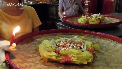 TIONGHOA MILENIAL SEMARANG IKUTI TRADISI KELUARGA ANTARKAN DEWA KE LANGIT