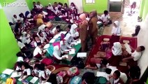 Siswa SD Terobos Banjir Untuk Ikuti Ujian di Dayeuhkolot