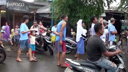 Video herunterladen: Sebuah Baliho di Bekasi Ambruk Usai Diterjang Angin Kencang dan Hujan Deras