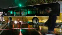 Üsküdar'da kaygan yolda kontrolden çıkan İETT otobüsü direğe çarptı