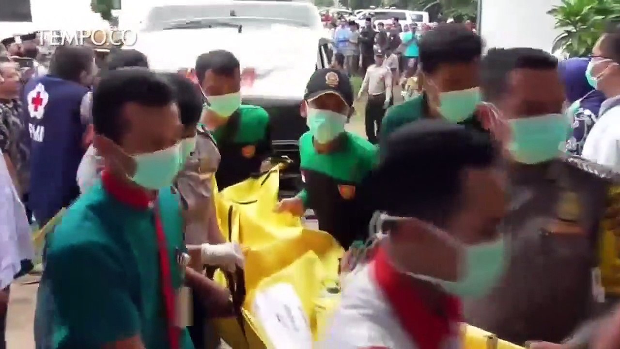 Isak Tangis Keluarga Sambut Jenazah Korban Kecelakaan Tanjakan Emen