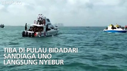 Tiba di Pulau Bidadari, Sandiaga Uno Langsung Nyebur