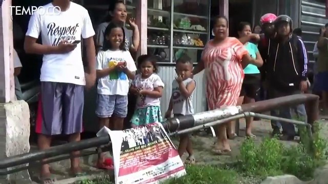 Kereta Api Sambar Kabel Telepon, Tiang Listrik, Timpa Pemotor Dan Rumah