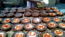 Begini Sibuknya Pekerja Produksi Kue Keranjang Jelang Imlek