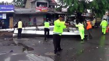 Angin Kencang Robohkan Reklame 8 Meter dan Tutup Akses Jalan