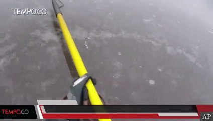 Seekor Anjing Diselamatkan dari Es di Sungai yang Membeku