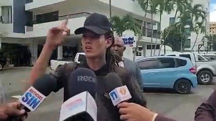 Onguito Wa se presenta a la Casa del Conductor para ser interrogado por accidente