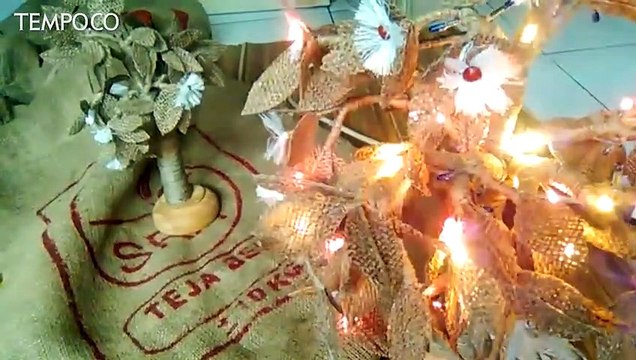 Hiasan Unik Pohon Natal Terbuat dari Karung Goni