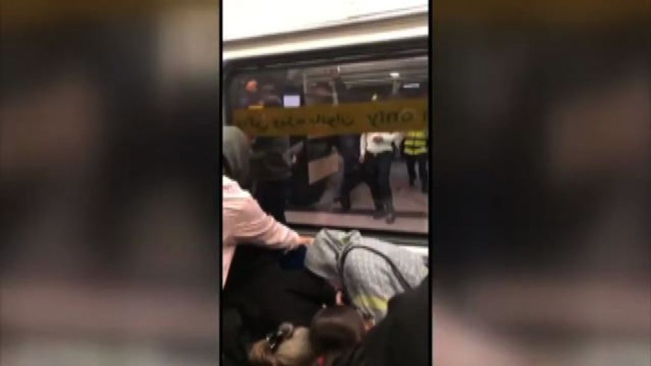 Iran, la folla nella metro grida "non sparate" alla polizia