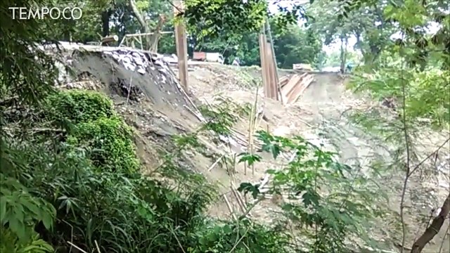 Diduga Karena Hujan Deras, Jalan Sumedang Cirebon Amblas di Paseh