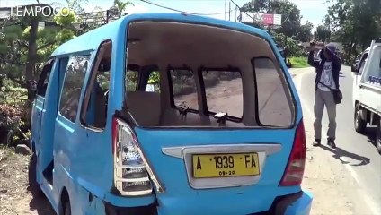 Video herunterladen: Sopir Hilang Kendali, Mini Bus Tabrak Dua Motor dan Angkot