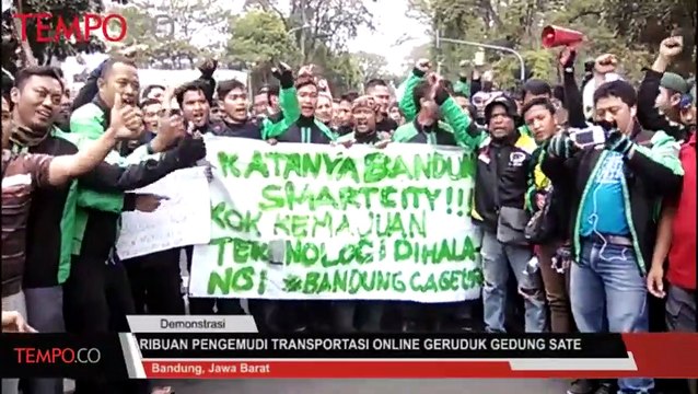 Ribuan Pengemudi Transportasi Online Geruduk Gedung Sate