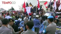 Ratusan Nelayan Lontar Demo Tolak Pengerukan Pasir untuk Reklamasi