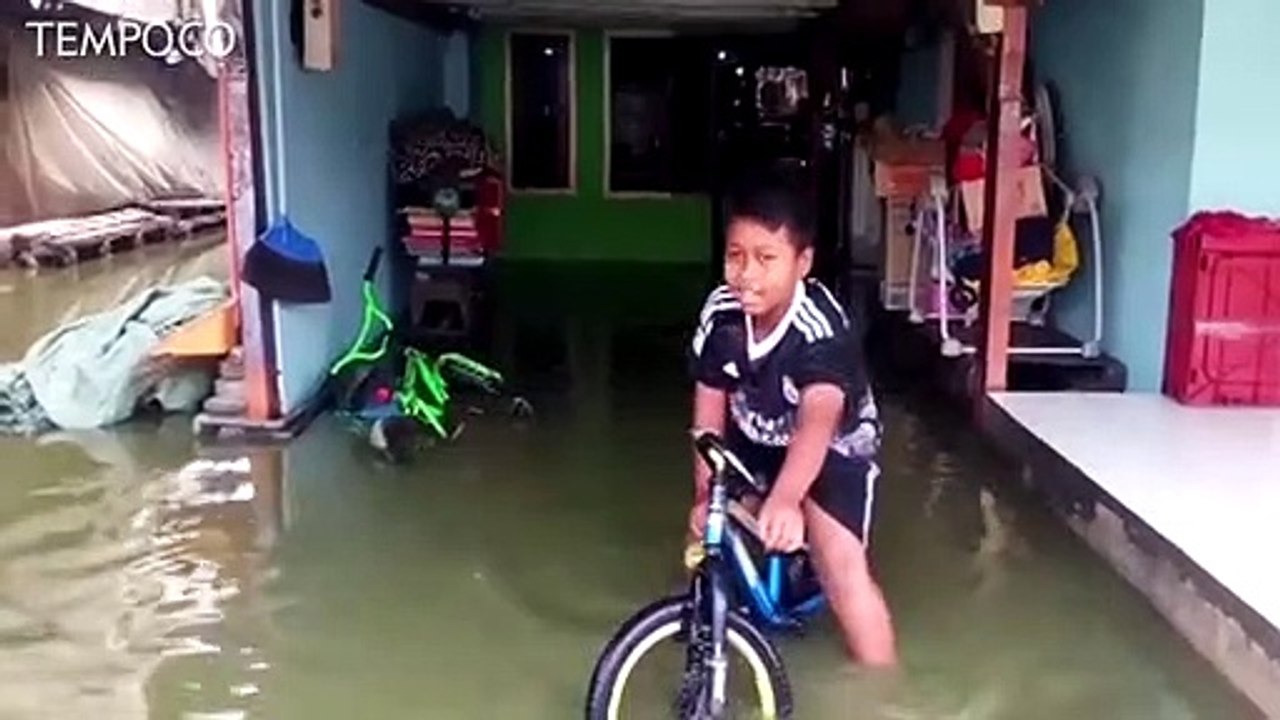 Bulan Purnama Akibatkan Banjir Rob di Muara Angke