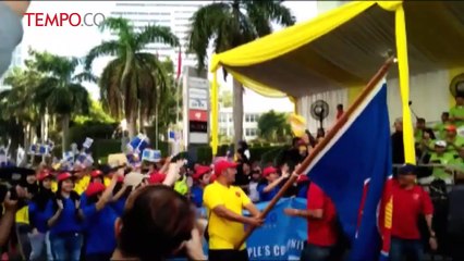 Meriah, Parade 50 Tahun ASEAN, Kontingen Amerika Tampilkan Becak
