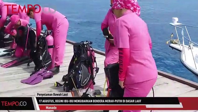 17 Agustus, Begini Ibu-Ibu Mengibarkan Merah-Putih di Dasar Laut