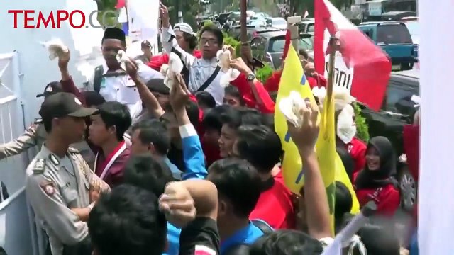 Lempar Pembalut Demo HUT 10 Tahun Kota Serang Ricuh