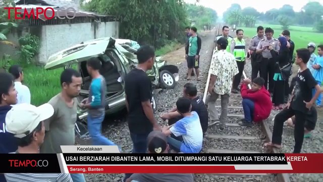 Usai Berziarah di Banten Lama, Mobil Ditumpangi Satu Keluarga Tertabrak Kereta Api