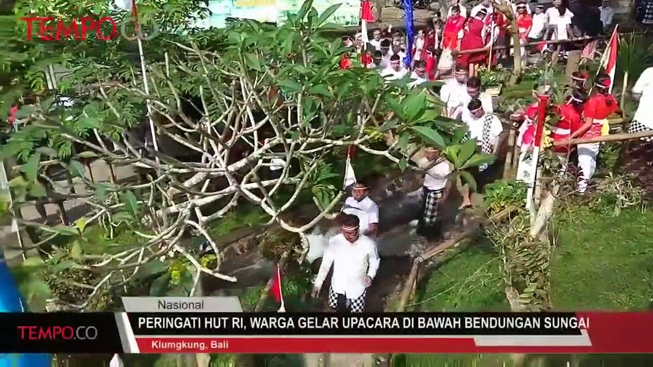 Peringati HUT RI, Warga Gelar Upacara di Bawah Bendungan Sungai