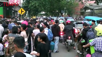 Download Video: Terjatuh, Seorang Pengendara Motor Tewas Terlindas Truk