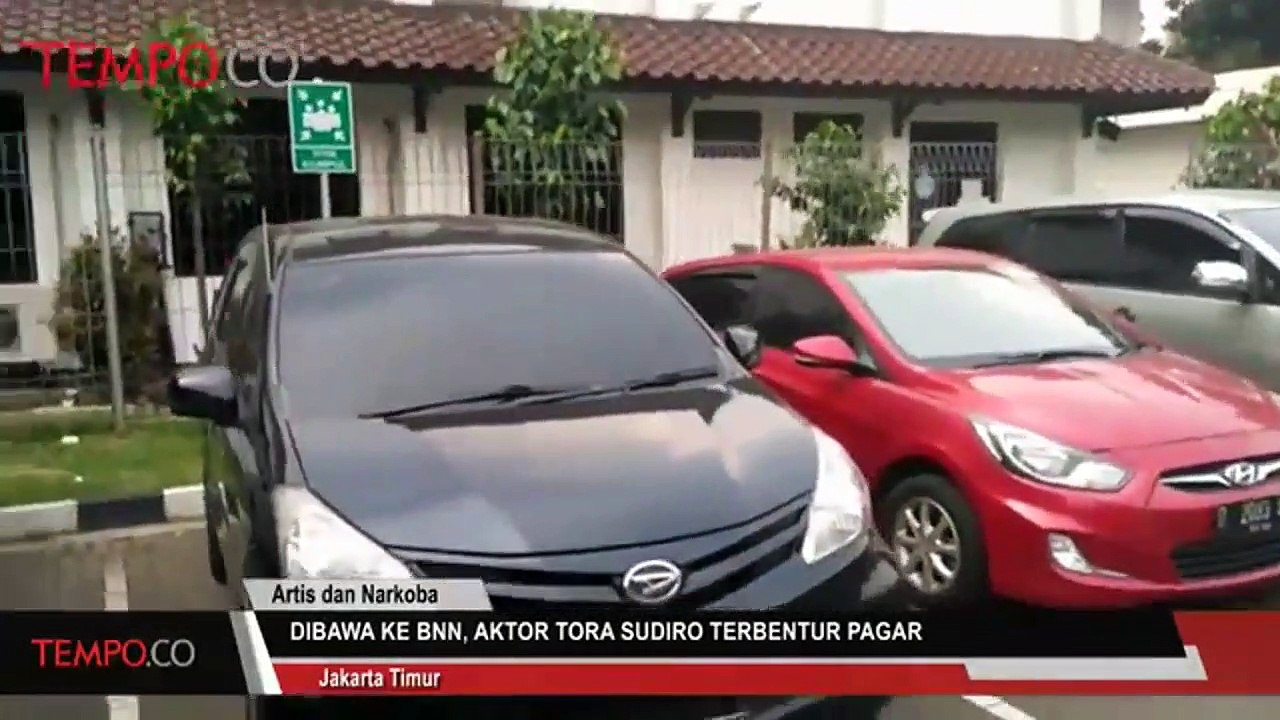 Dibawa ke BNN, Aktor Tora Sudiro Terbentur Pagar